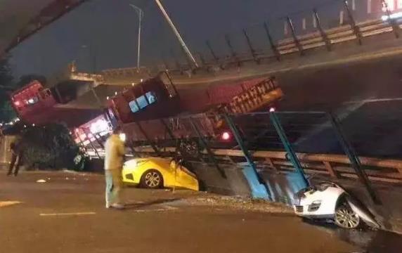 無錫高架橋側(cè)翻