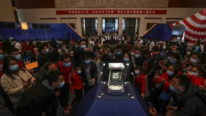 嫦娥五號帶回的土壤中竟然有玻璃！這到底是怎么回事兒呢？